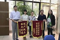 這兩面錦旗的背后，是對“群眾利益無小事”的堅(jiān)守